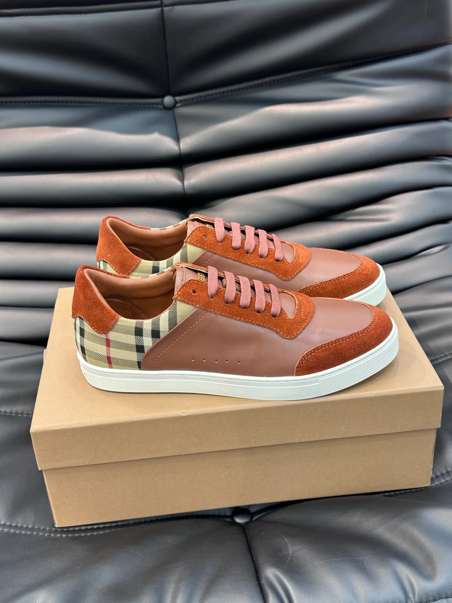 Men's shoes 💰p380 Men's classic low-top sneakers from "burberr*" are reinterpreted with Vintage retro plaid cotton and cowhide materials, and are decorated with a new brand logo. First-layer sheepskin lining, embossed Burberry lettering logo on the heel, T men's shoes 💰pU original outsole! Size: 38-44 (45 46 customized)